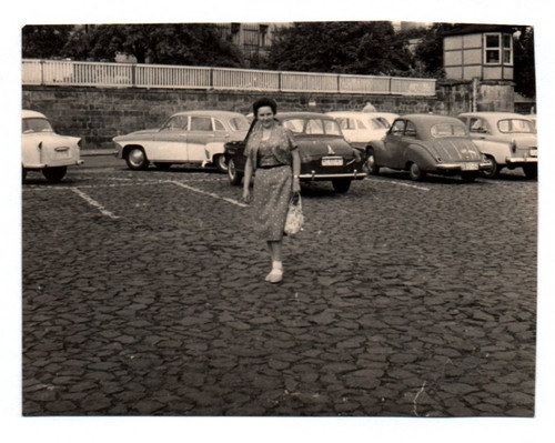 Foto frau alte autos - alte, oldtimer