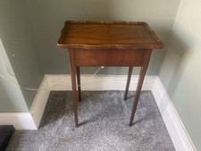 Antiker Nähtisch / Nachttisch