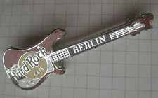 HARD ROCK CAFE BERLIN RICKENBACKER RED & WHITE BASS GUITAR .... HRC Spange