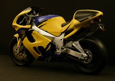 MDESIGN Suzuki GSX R 750 1996-1999  Radabdeckung Hinterradabdeckung GFK 