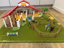 Playmobil moderner Reiterhof 4190 + 7392 Hoferweiterung auf einer Spielplatte 