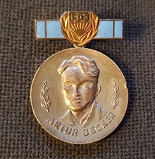 Auszeichnung DDR: Artur-Becker-Medaille FDJ in Silber 1. Form Spange emailliert 
