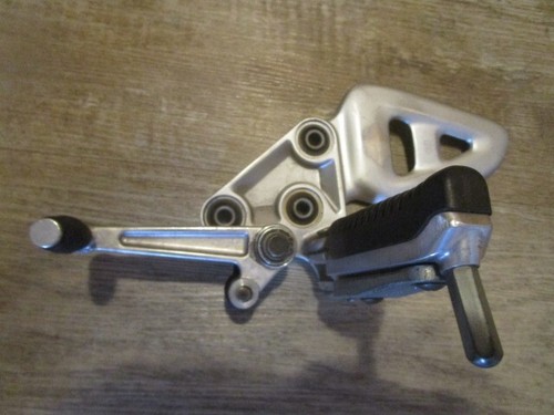 Fussrastenanlage vorn links