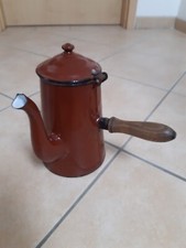 braune Kanne mit Holzgriff, Chocolatiere, Emaille / Email