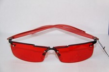 FARB BRILLE SONNENBRILLE GLÄSER ROT  RAHMEN SCHWARZ OBEN HINTER GLÄSER