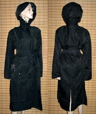 SCHWARZER REGENMANTEL -