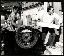Fotografie russische Eislieferanten entladen ihr Lastenmotorrad mit Eisblöcken 