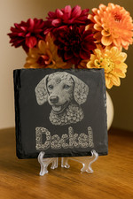 Dackel Gravur aus Dahlien – Schieferplatte 10×10 cm mit Acryl-Ständer Wunschname