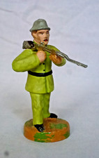 Jägerfigur auf holzsockel - jägerfigur,