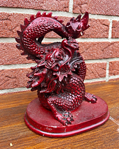 Rote fantasy drachenfigur auf - rote,