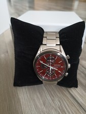 Seiko Solaruhr mit rotem Ziffernblatt und Stahlarmband