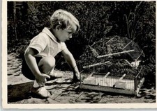 10550295 - Verlag EAS - Kleinkind mit einem Vogelkaefig , Kanarienvogel Kind