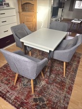 Vier neuwertige Stühle