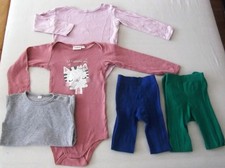 Drei Bodys mit langen Armen Gr. 98 / 104 mit zwei Strumpfhosen