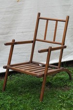 Gartenstuhl und Stehleiter