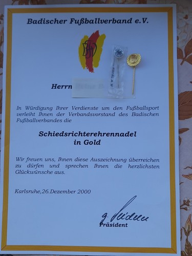 Urkunde und goldene ehrennadel - goldene,