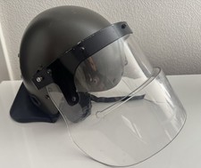 Militärhelm mit Visir