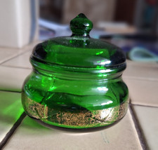 Kleine grüne Glasbonboniere