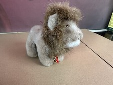 STEIFF Löwe Leo sitzend lang, silberner Knopf, Fahne, Schild Sammler Auflösung
