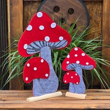 Filz Fliegenpilz in rot auf einem Holzsockel Herbstdekoration Pilz Aufsteller