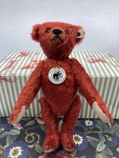 Roter Teddybär verpackt