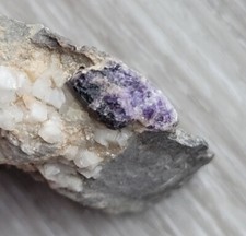 Mineralien Fluorit lila auf