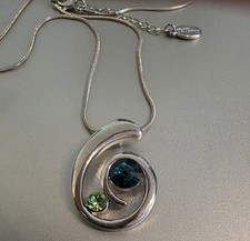 Tillberg Kette mit Anhänger – Emerald & Perido-farbend Kristall Silberfarben 