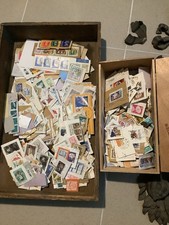 alte Zigarrenkiste voll Briefmarken