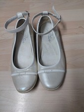 Süße weiße Schuhe -