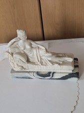 Auf Marmorsockel Liegende