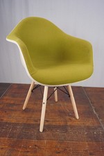 Charles Eames Fiberglas Stuhl