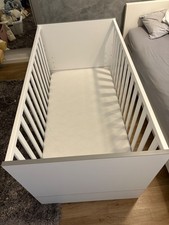 Babybett inkl lattenrost/matratze & passende spannbettlaken wickelkommode
