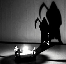 Halloween Deko Teelichthalter wirft gruselige Schatten als Hexe oder Sensemann