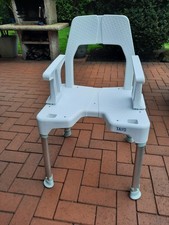 Duschstuhl mit Armlehne und Rückenlehne