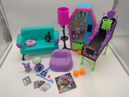 Monster high student lounge - high,