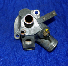 Wasserstutzen Kühlwasserstutzen 83TF-8592-DA Ford Sierra Capri Granada 2.8i