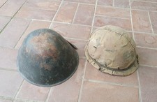 2 Helme mit Schäden durch
