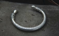 B25 Armreif buddhistisch asiatisch Schriftzeichen 6-Wort-Mantra 999 Feinsilber 