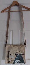 Damen - Umhängetasche mittlere Größe mit Totoro Motiv in der Farbe (Dunkel)beige