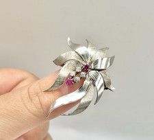 Edle Brosche 585 Weißgold mit Diamanten & Rubinen florales Design
