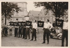 Vintage Foto Fahnenträger vor