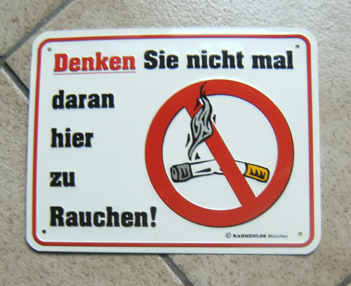 Hinweisschild denken sie - ,