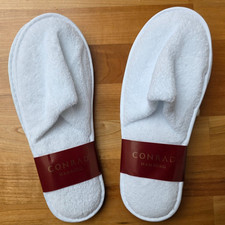 2 x HAUSSCHUHE / SLIPPER in weiß vom CONRAD HOTEL in Hamburg / NEU!