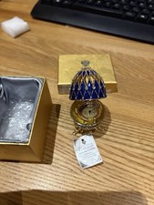 Blaues Faberge’-Ei mit goldfarbener Uhr