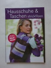 Hausschuhe und Taschen