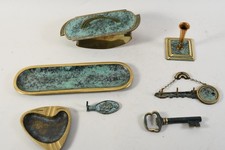 C25Z34- Messing Objekte teils patiniert ua Schreibtischgarnitur 