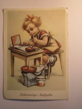 Schwierige Aufgabe - Kleines Mädchen beim Rechnen mit Rechenschieber / Karte