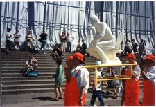 Orig.-Privat-Foto BERLIN CHRISTO  Reichstag verhüllt, Treppe Toiletten-Mann 1995