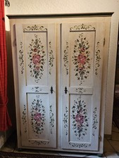 Bauernschrank handbemalt: Florales, antikes Motiv