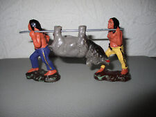 Alte Spielzeug Indianer Jagdbeute tragend  50/60iger Jahre